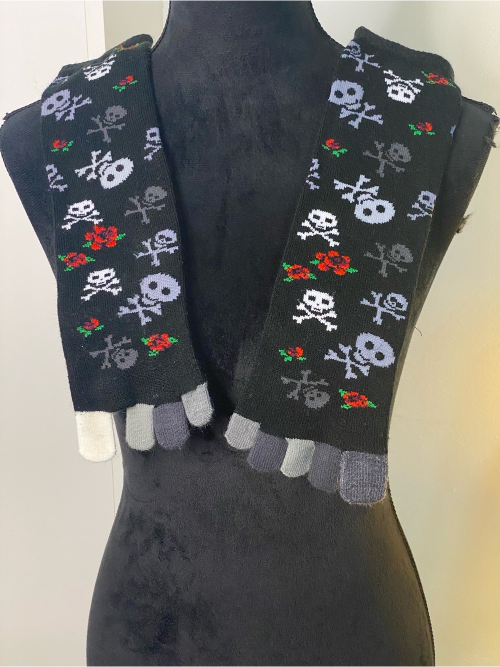 Black Skull & Rose Toe Socks for Women - Pack of One